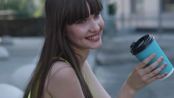 Portrait de fille heureuse avec fossettes sur le visage tient une tasse de thé et sourit — Video