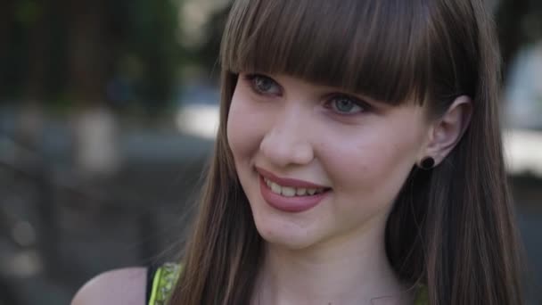 Retrato bonito de menina sorrindo para a câmera em uma rua — Vídeo de Stock