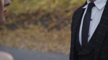 Yakışıklı bir beyefendinin portresi güzel bir kıza bakar ve kravatı düzeltir.