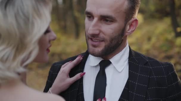 Hübsche Blondine im Retro-Stil korrigiert Krawatte ihres Gentleman — Stockvideo