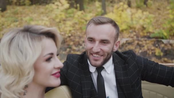 Gentleman praten met aantrekkelijke blonde en bewonderen haar in retro cabriolet — Stockvideo