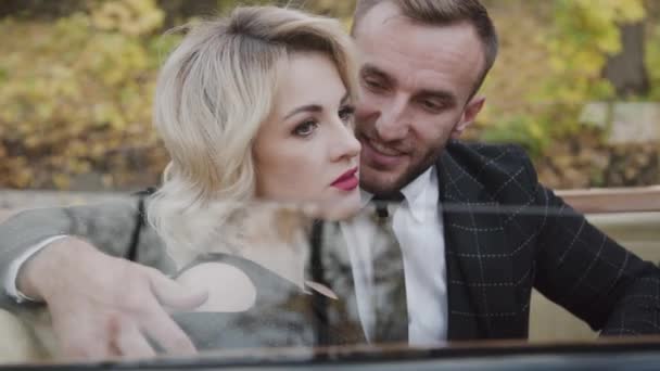 Beau gentleman caresse belle blonde et l'admire dans le cabriolet — Video