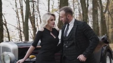 Romantik flörtün portresi ve birbirine aşık zarif bir çiftin şefkati.