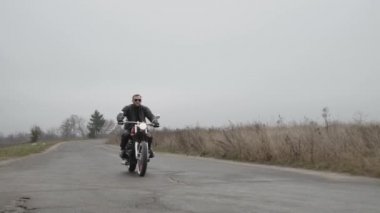 Motosikletle şehir dışına çıkarken, vahşi motorcuların kameralarına yakalanmış.