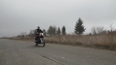 Vahşi adamın şehrinden motorsikletle yüksek hız.