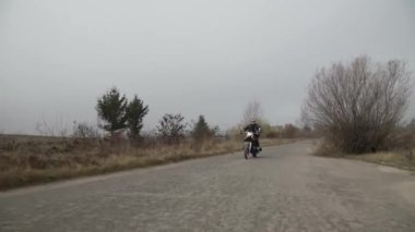 Acımasız maço şehrinden motorsikletle yüksek hız.