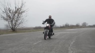 Motosikletçiler şehir dışına giderken hız ile macera yaşam tarzı