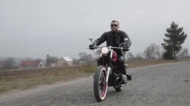 Motosikletçiler şehir dışına giderken macera dolu bir hayat sürerler.