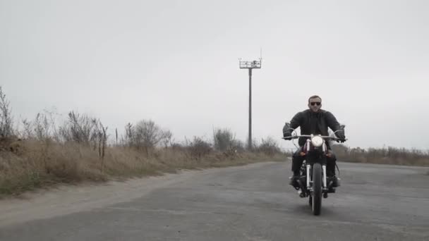 Pemandangan brutal biker dalam kacamata hitam naik sepeda motor di jalan raya — Stok Video