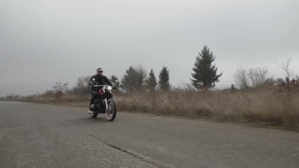 Höghastighetståg på motorcykel utanför staden brutal man — Stockvideo