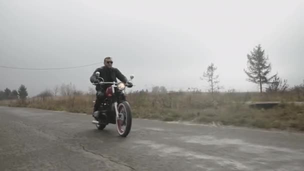 Velocità di guida su moto fuori città di uomo brutale — Video Stock