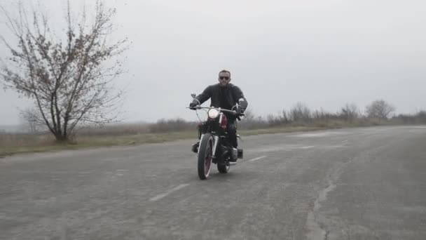 Motorcyklister äventyr livsstil med hastighet på väg ut ur staden — Stockvideo