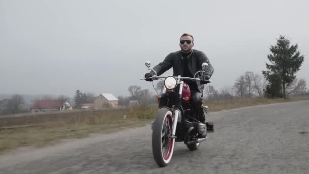 Motorcyklister äventyr livsstil på väg ut ur staden — Stockvideo