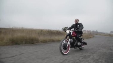 Otoyolda yüksek hızda giden kendine güvenen motorcunun görüntüsü