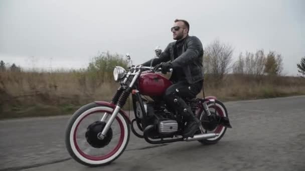 Motociclist încrezător de conducere cu viteză mare pe șosea — Videoclip de stoc