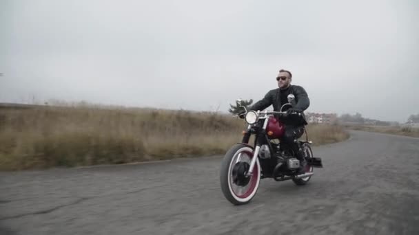 Vista de motociclista confiado conduciendo con alta velocidad en la carretera — Vídeos de Stock