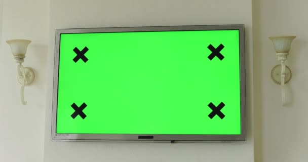 緑の画面のテレビプラズマの背景が壁にかかっています — ストック動画