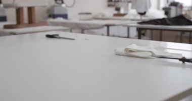 Modern atölyede terzi işyeri manzarası
