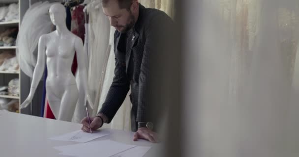 Perancang laki-laki menggambar sketsa pakaian di atelier — Stok Video