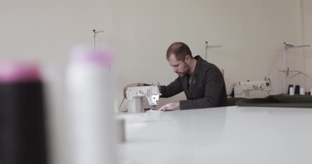 Atölyede dikiş makinesiyle dikiş diken terzinin ipliklerine bak — Stok video