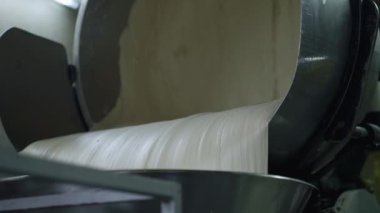 Otomatik yoğurucu buğday hamuru üretimi kâseye akıyor