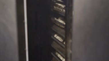 Fırında dönen fırında dönen raflarda lezzetli kruvasanlar pişirme işlemi.