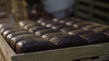 Fırında taze fırınlanmış çavdar ekmeği serpiştirme işlemi.