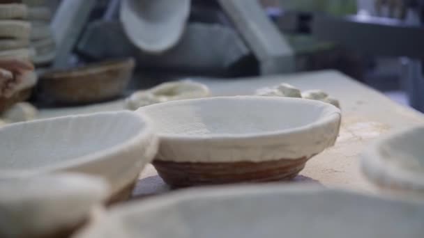 Пекарі руки замішують форми тіста на столі для випічки хліба у формах — стокове відео