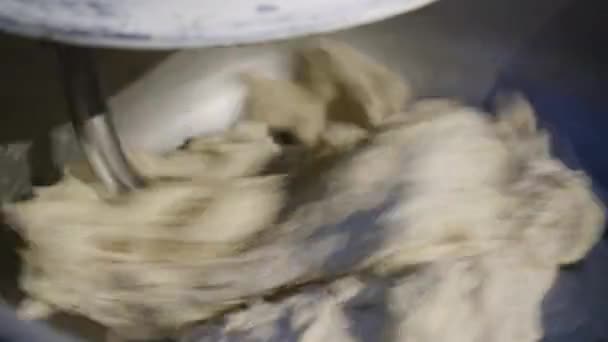 Размесить пшеничное тесто с автоматизированным смесителем на промышленной хлебопекарной фабрике — стоковое видео