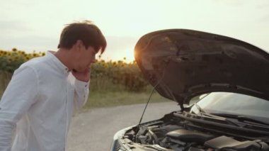 Adam yardım istiyor ve arabanın sorununu açıklıyor.