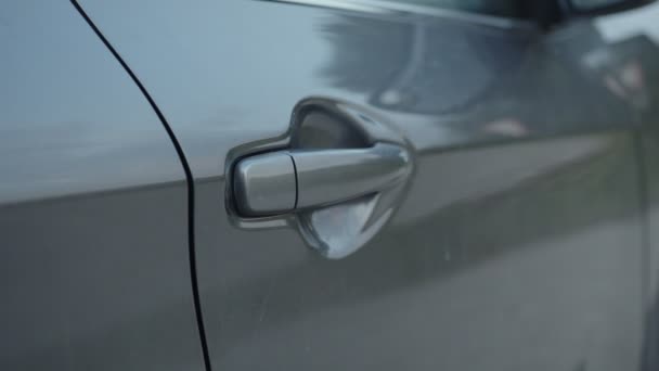 Close-up dari pegangan pintu mobil dibuka oleh tangan laki-laki — Stok Video
