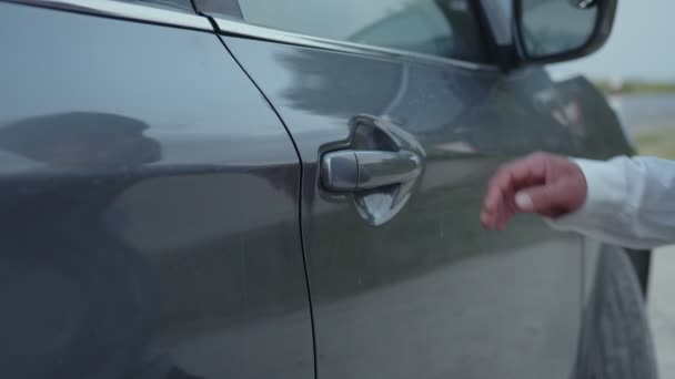 Close-up zicht op grijze auto handgreep deur, mans hand — Stockvideo