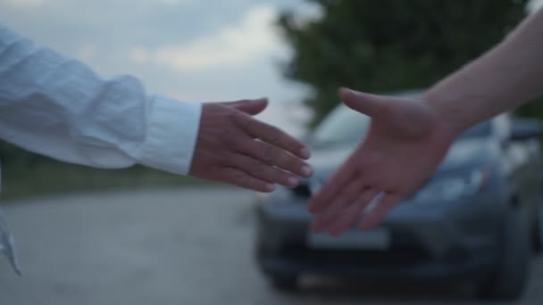 Vista de cerca de dos hombres que estrechan sus manos juntos — Vídeos de Stock