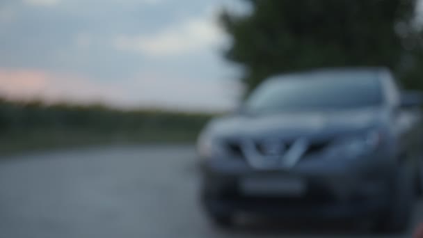 Vue rapprochée de deux hommes mains, voiture grise sur terrain noir — Video