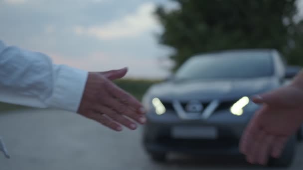 Vista da vicino di un due uomo stringere le mani, auto grigia — Video Stock