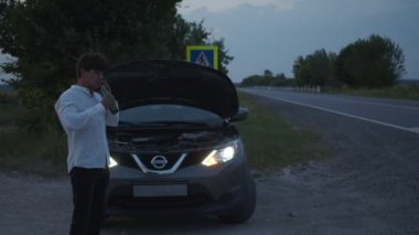 Telefonda konuşan ve bira içen adamın görüntüsü.