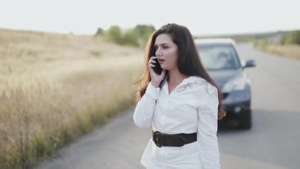 Preocupado por el coche roto fuera de la ciudad, chica hablando por teléfono — Vídeos de Stock