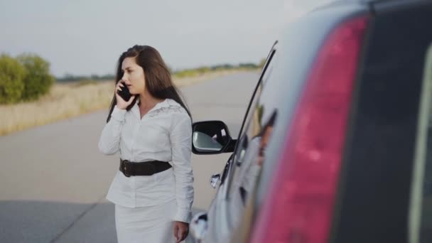 Señora de negocios haciendo llamada para pedir ayuda con coche roto con irritabilidad fuera de la ciudad — Vídeo de stock