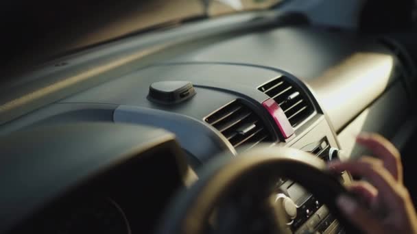 Palce kobiece pukają do kierownicy i opierają głowę o nią — Wideo stockowe