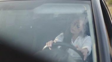 Kızın ön camından bak gidonu okşa ve parmaklarıyla vur.