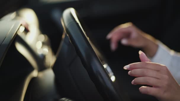 Szoros kilátás a női ujjak simogatás és kopogás autó kormány — Stock videók