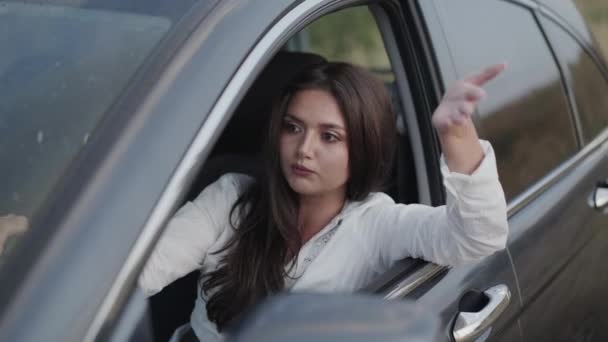 Kvinnan i bilen skyndar sig, tittar ut på trafikstockning och pratar med sig själv — Stockvideo