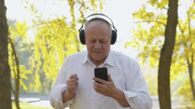 Son sınıfların neşeli dansları ve sonbahar parkında müzik dinlerken eğlenmeleri.