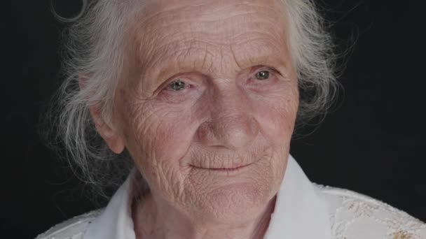 Portrait serré de ridée, mignon grand-mère avec tristesse dans les yeux — Video