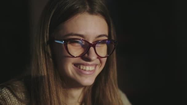 Ritratto di giovane ragazza felice in occhiali ridere della macchina fotografica su sfondo — Video Stock