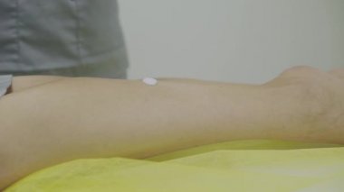 Defilasyon ustaları kremi müşterinin bacağına döker ve yağlar.