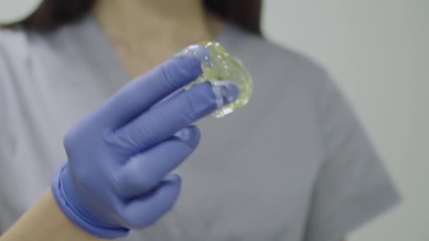 Cukormestere bemutatja kristályos cukorpaszta a kesztyűben — Stock videók