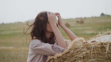 Mutlu kız samanlıkta eğildi, saçlarını düzeltti ve gülümsedi.