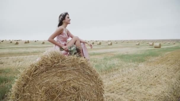 Senhora bonita em vestido elegante e acessórios posa com alegria no palheiro — Vídeo de Stock