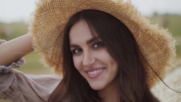 Close beautiful portrait of happy girl in hat smiling seductively into camera — Stock Video